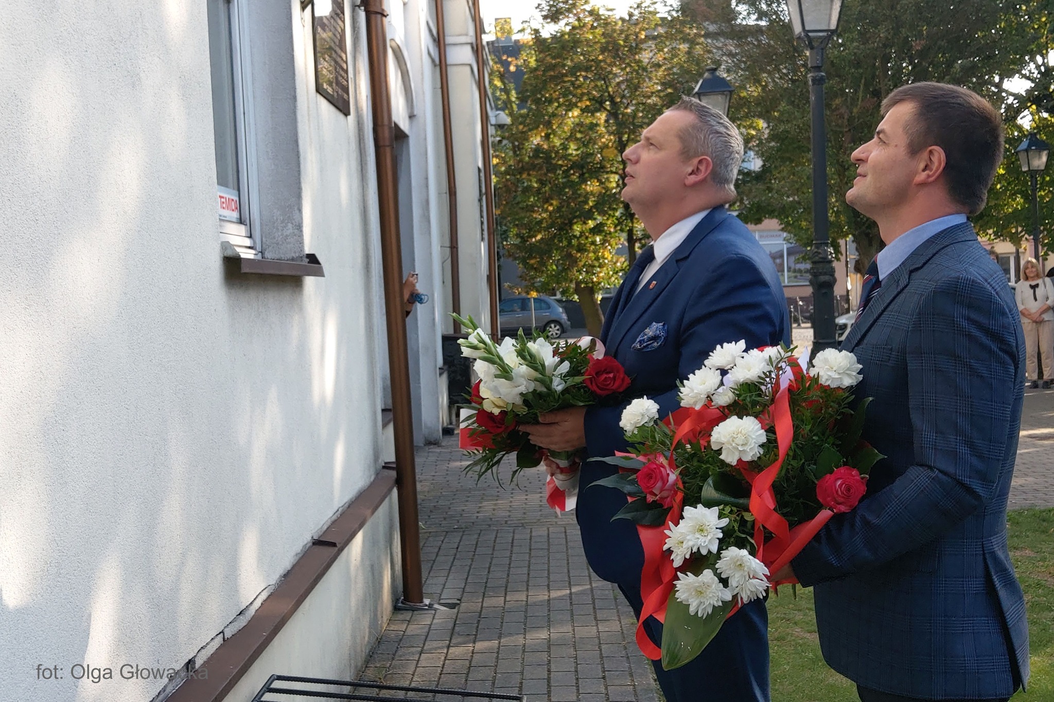 Burmistrz Koła Krzysztof Witkowski i Wicestarosta Sylwester Chęciński składają wiązanki kwiatów