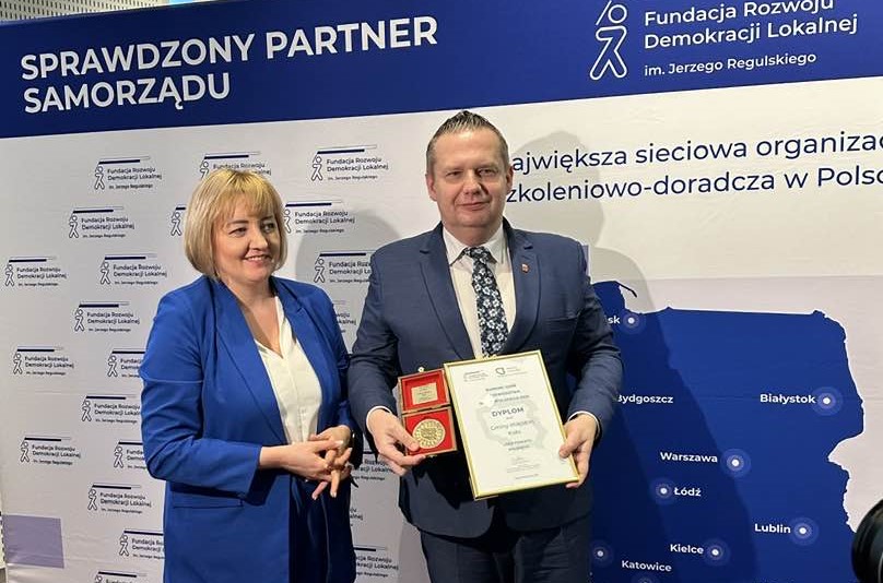Burmistrz Miasta Koła Krzysztof Witkowski z dyplomem i pamiątkowym medalem