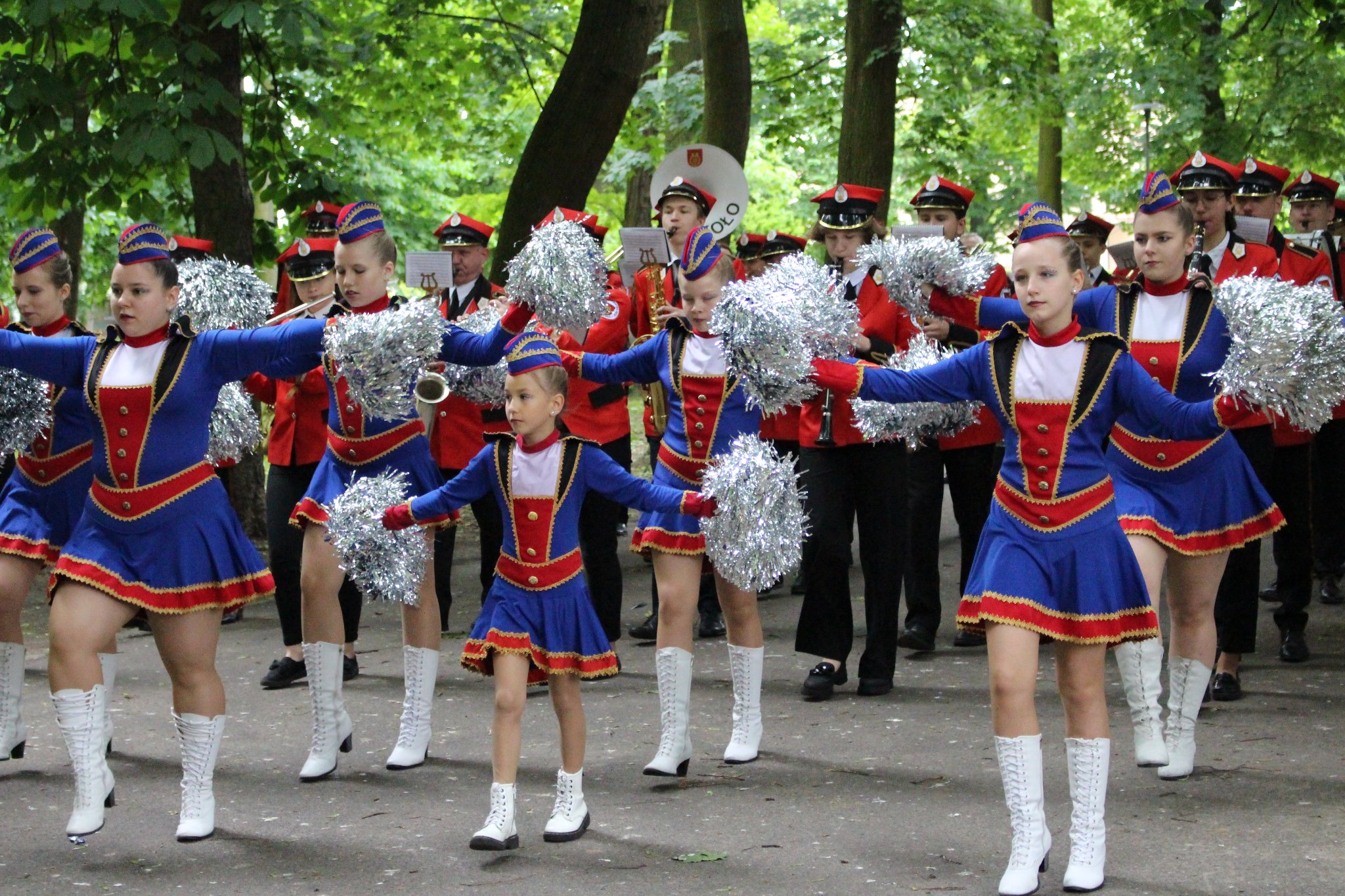 Kolska Orkiestra Dęta OSP podczas przemarszu alejkami Parku im. Stanisława Moniuszki w Kole