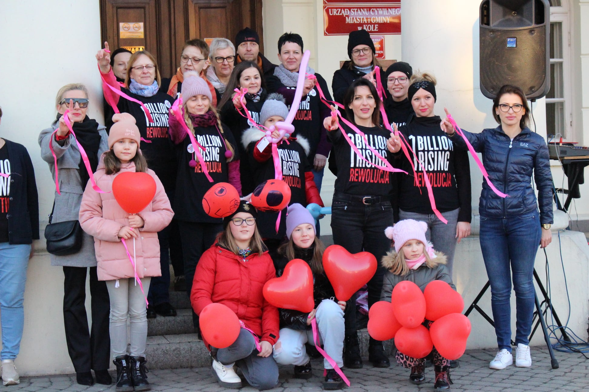 Uczestnicy akcji NAZYWAM SIĘ MILIARD/ ONE BILLION RISING POLAND przed ratuszem w Kole