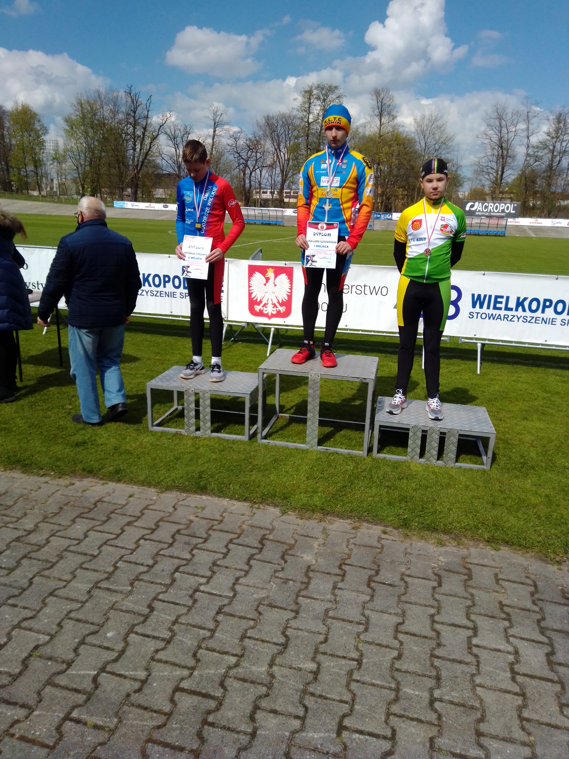 Zdjęcie przedstawia na podium Mateusza Pawlaka, który wywalczył III miejsce w sprincie w Kaliszu.