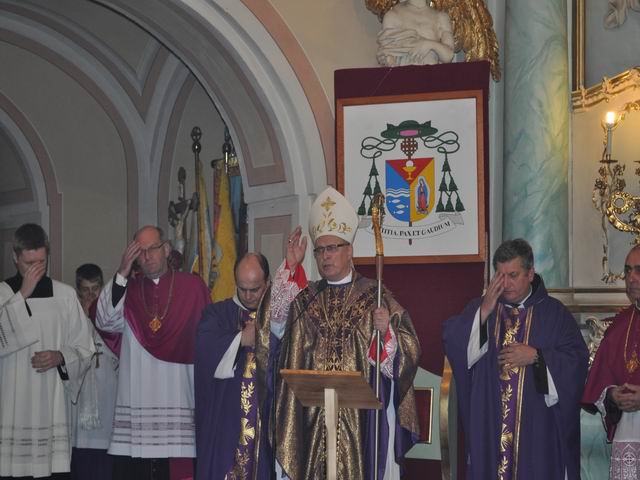 Biskup Wiesław Mering w kolskim Klasztorze