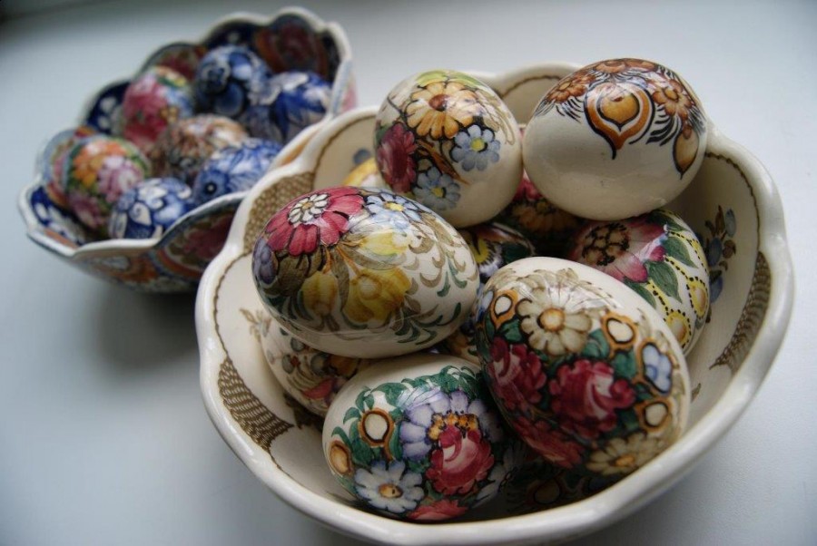 Kolekcja jajek fajansowych w kolskim MTC