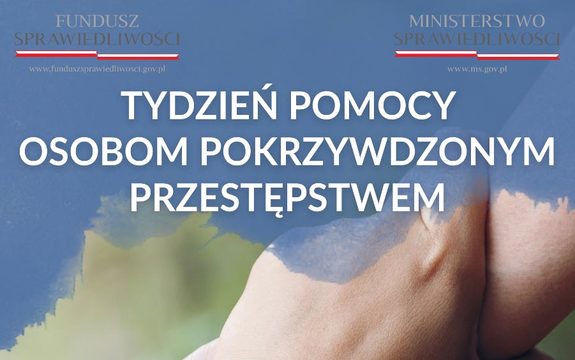 Oficjalny baner informujący o Tygodniu Pomocy Osobom Pokrzywdzonym Przestępstwem, organizowanym przez Ministerstwo Sprawiedliwości i Fundusz Sprawiedliwości. U góry logotypy organizatorów. Na dole zdjęcie dłoni. trzymającą drugą dłoń.