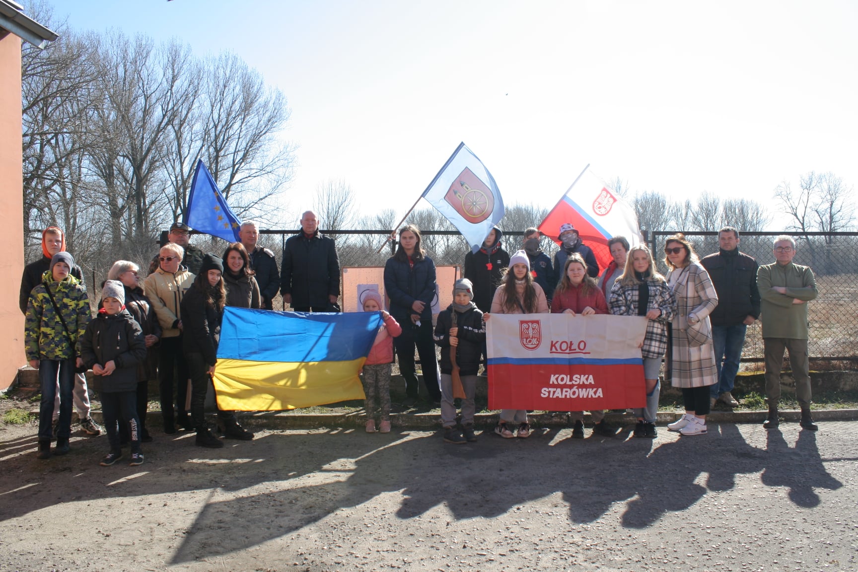 Zdjęcie grupowe uczestników treningu strzeleckiego w LOK 