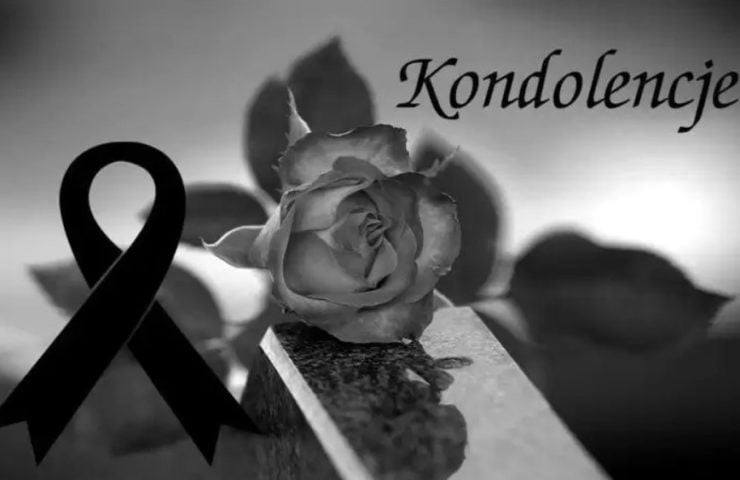 Napis kondolencje, kir i róża  na ciemnym tle. 