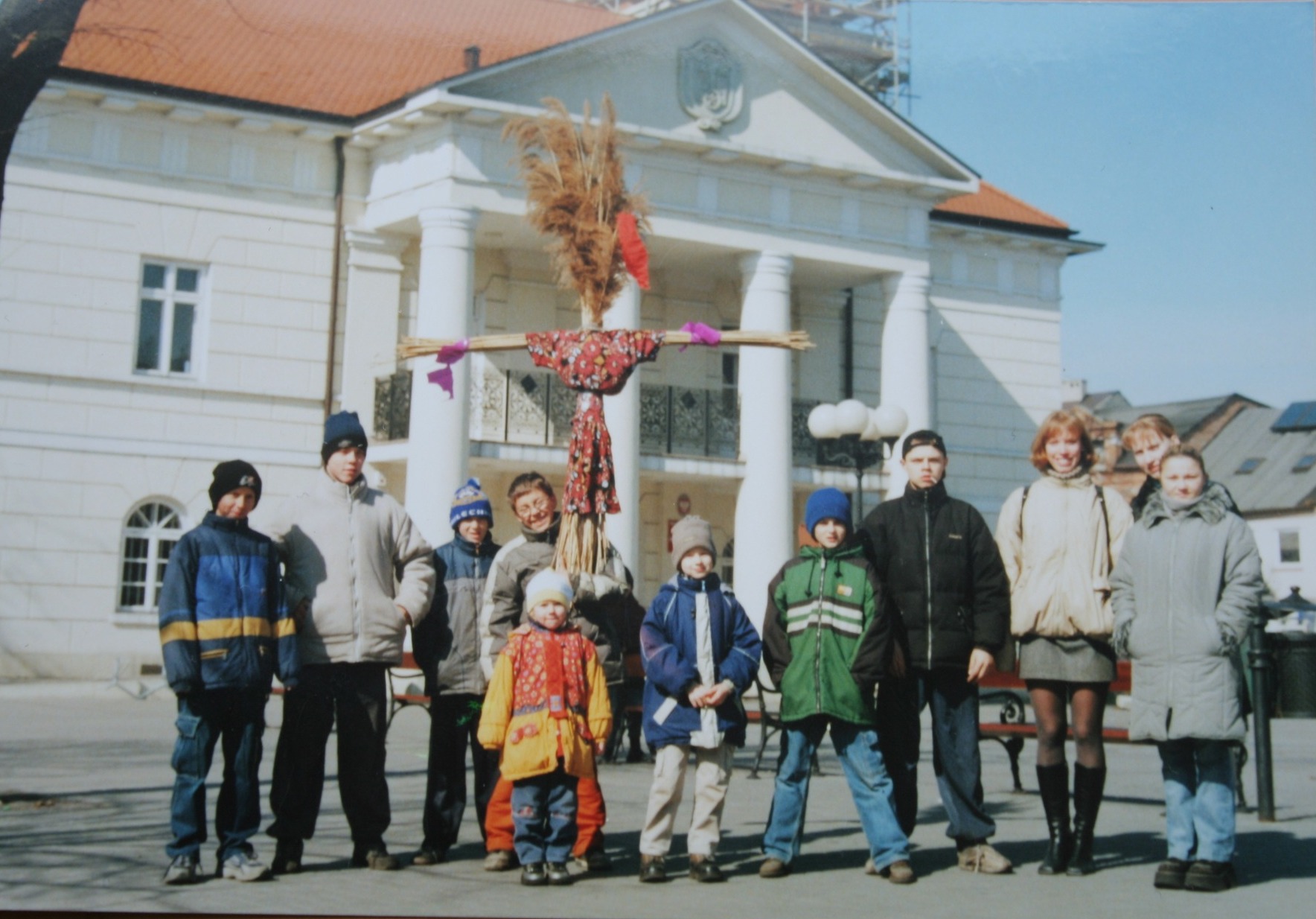 Młodzi mieszkańcy wyspowej części Koła, z kukłą Marzanną przed Kolskiem Ratuszem, zdjęcie z 1997 r.