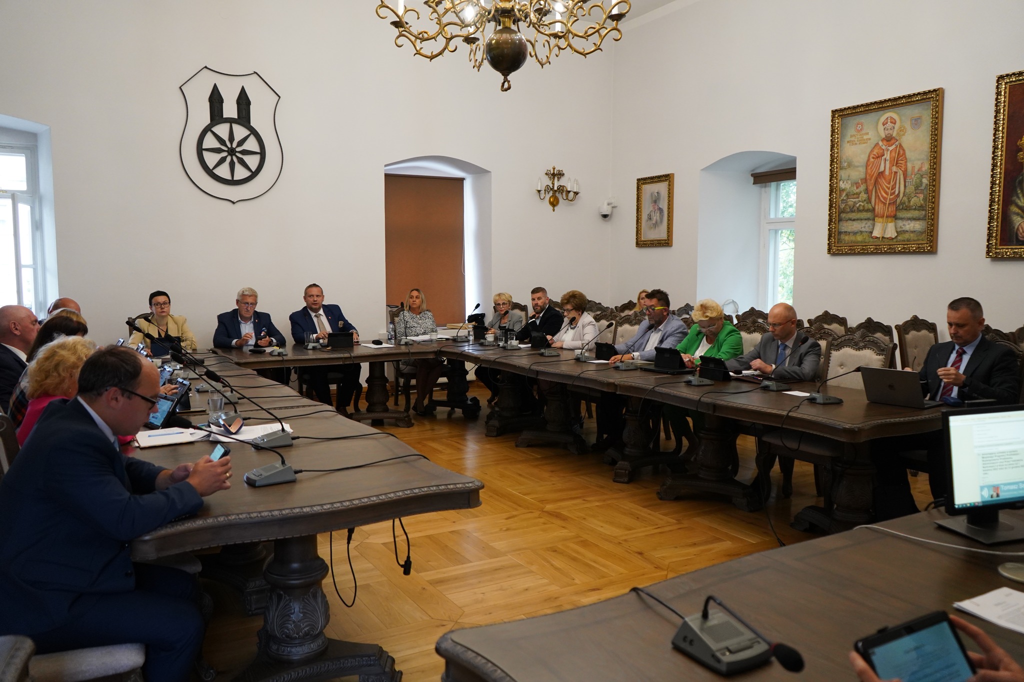 Radni Rady Miejskiej Koła w sali sesyjnej w Ratuszu w Kole.