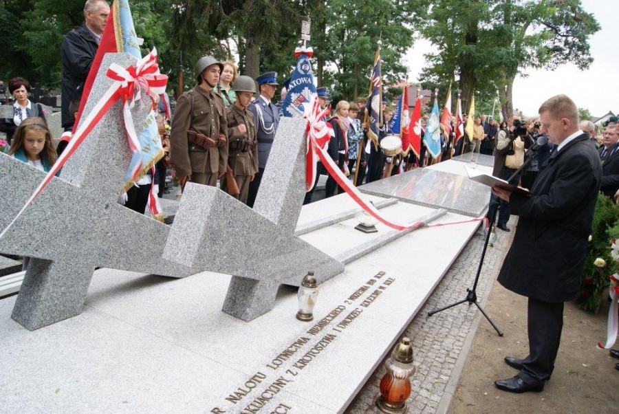 Uroczystość odsłonięcia Pomnika Ofiar nalotu lotnictwa niemieckiego 