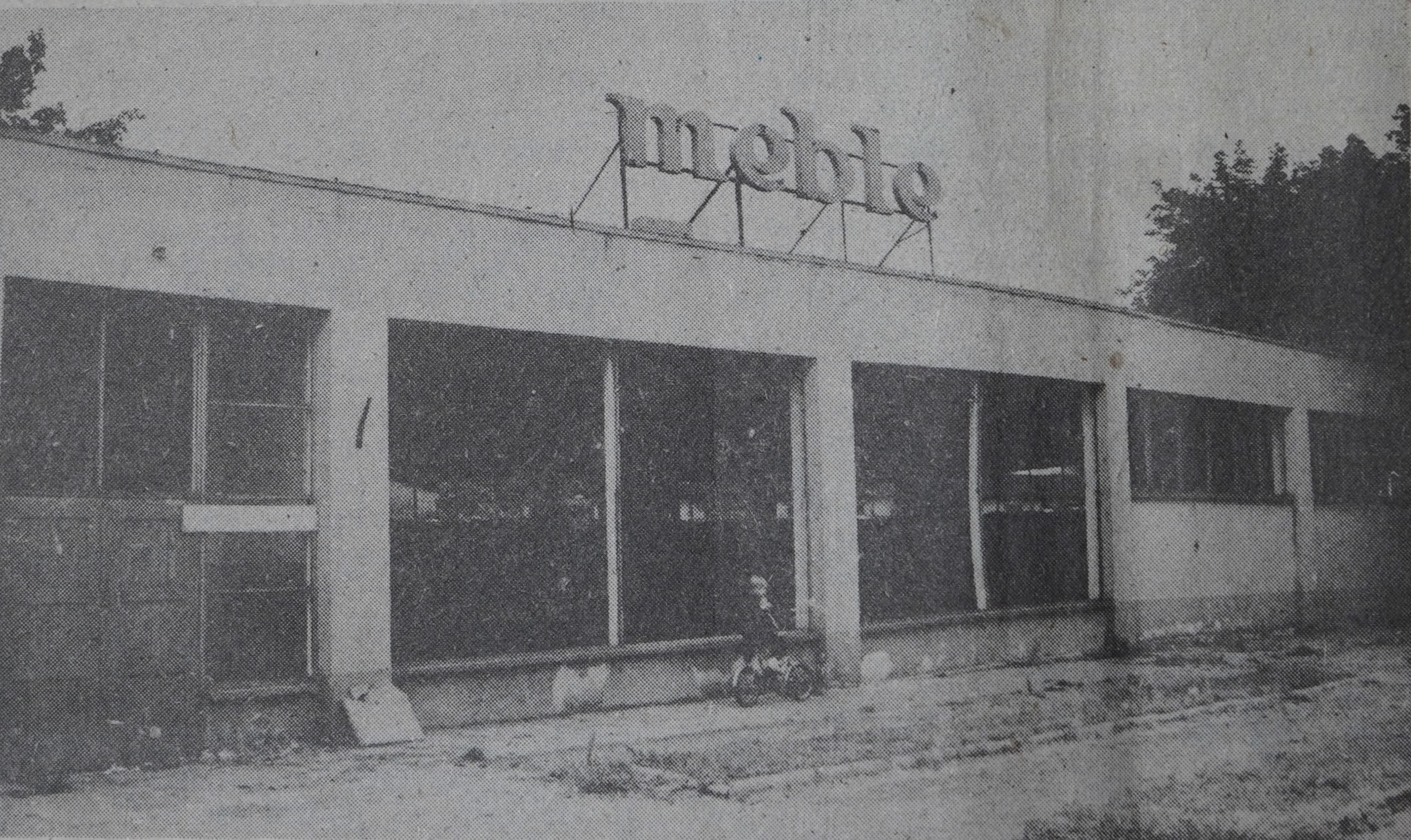 Zdjęcie przedstawia budynek starego sklepu meblowego z lat 70-tych XX wieku