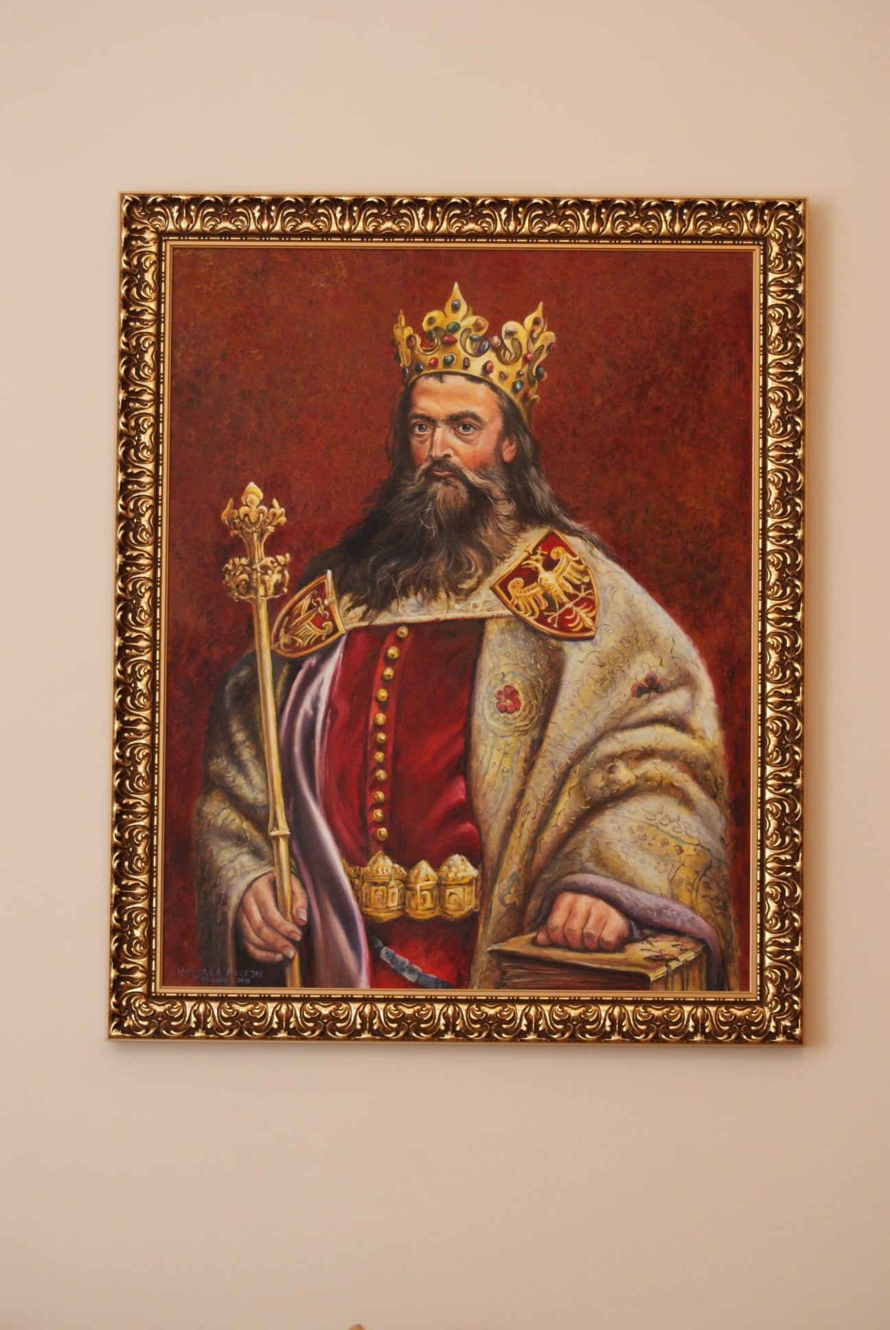 Obraz Kazimierza Wielkiego na ścianie sali sesyjnej Ratusza w Kole.
