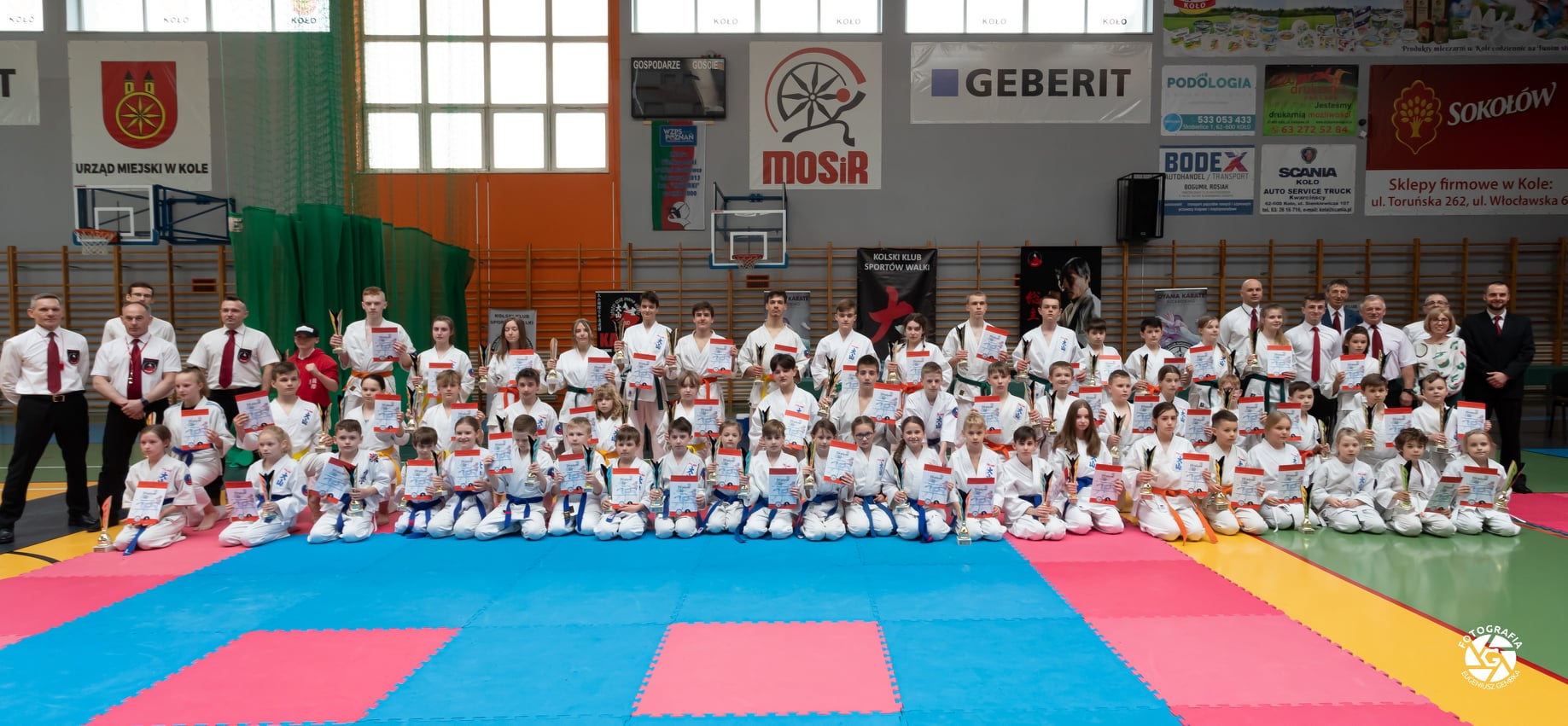 Zdjęcie grupowe uczestników Otwartych Mistrzostw Makroregionu Centralno-Północnego Oyama Karate