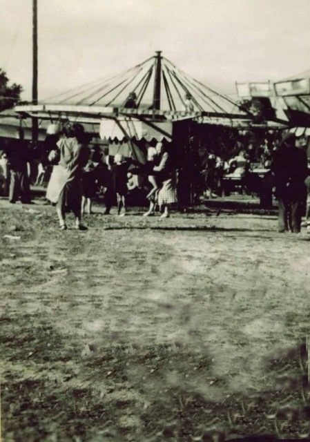 Zdjęcie archiwalne karuzeli z przełomu lat 50/60 XX wieku na placu