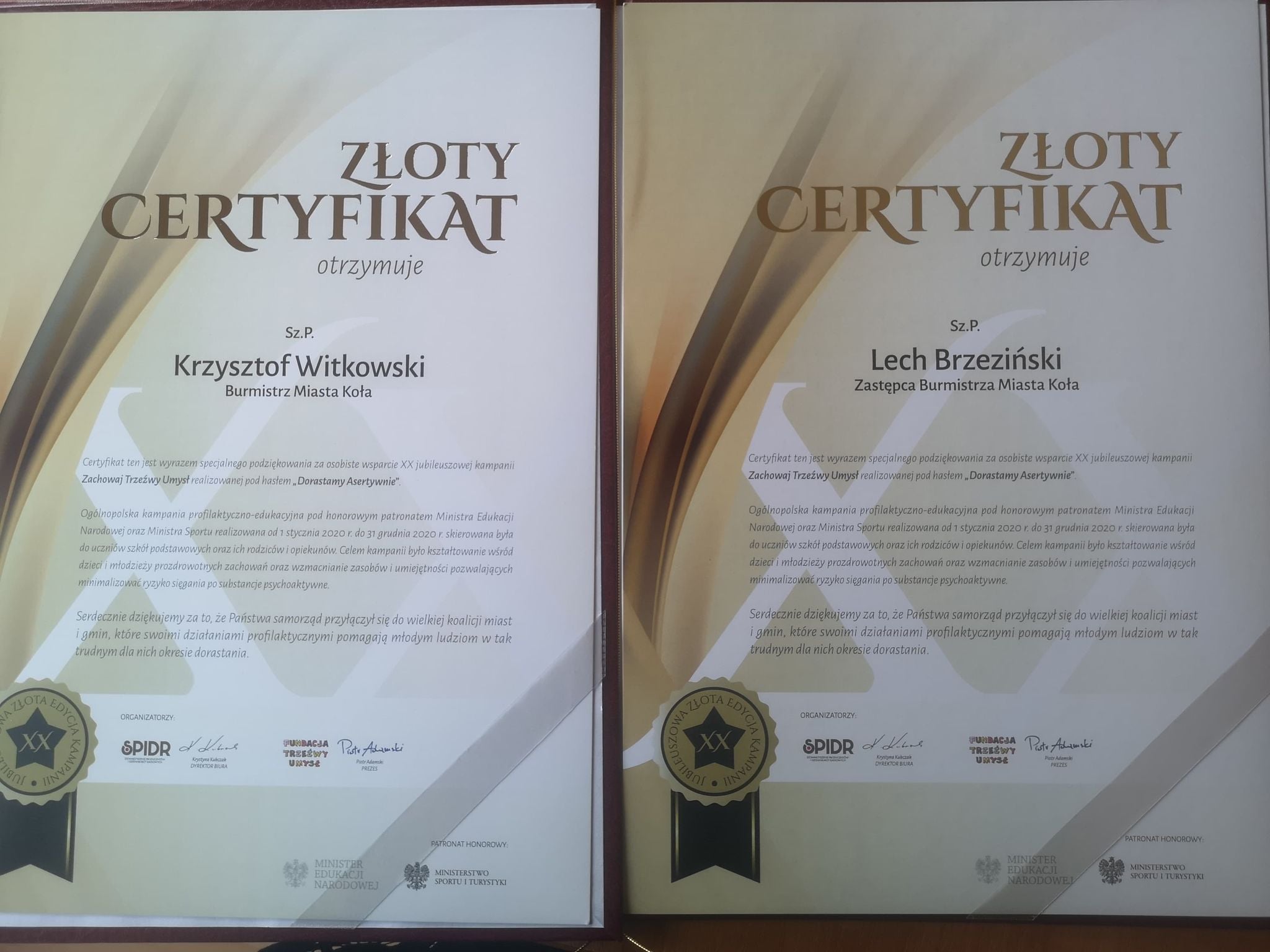 Zdjęcie złotych certyfikatów dla Burmistrza Koła K. Witkowskiego i jego Zastępcy L. Brzezińskiego.