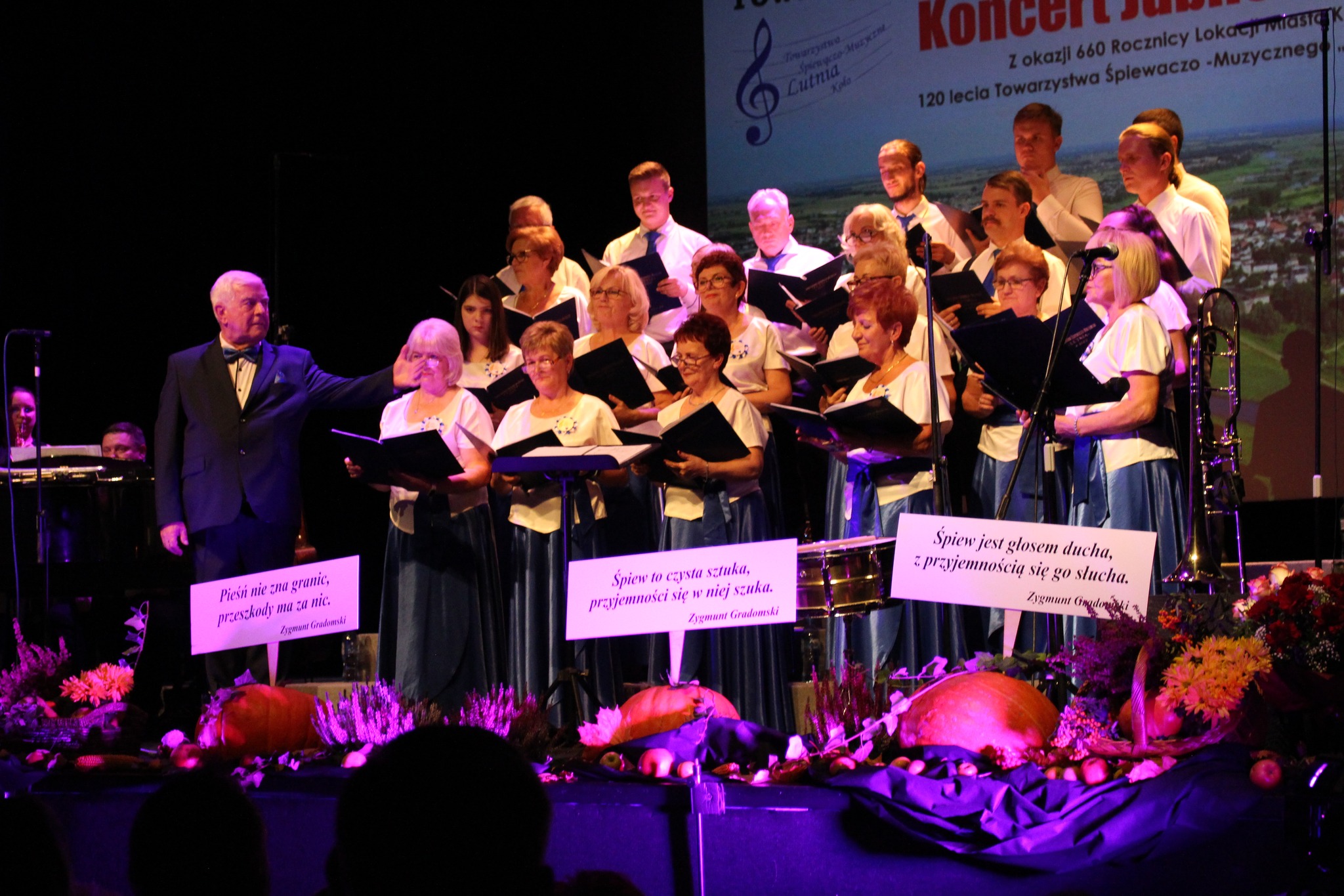Towarzystwo Śpiewaczo-Muzyczne „Lutnia” na scenie MDK-u w Kole