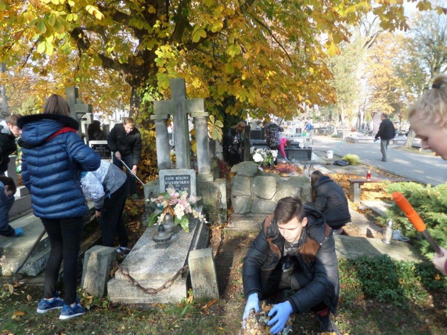 Sprzątali stare nagrobki na kolskim cmentarzu