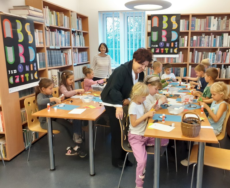 Uczestnicy ogólnopolskiej Nocy Bibliotek podczas zabawy w kolskiej bibliotece