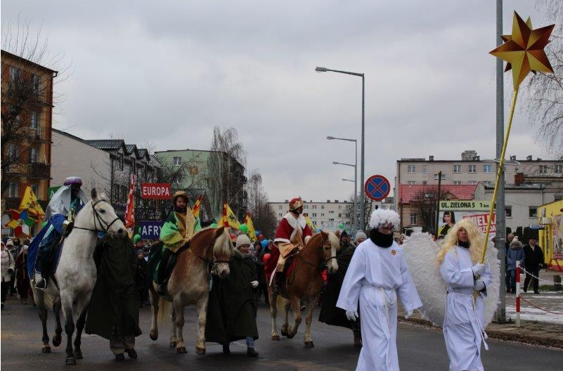 Zdjęcie przedstawia uczestników orszaku na ulicach miasta Koła.