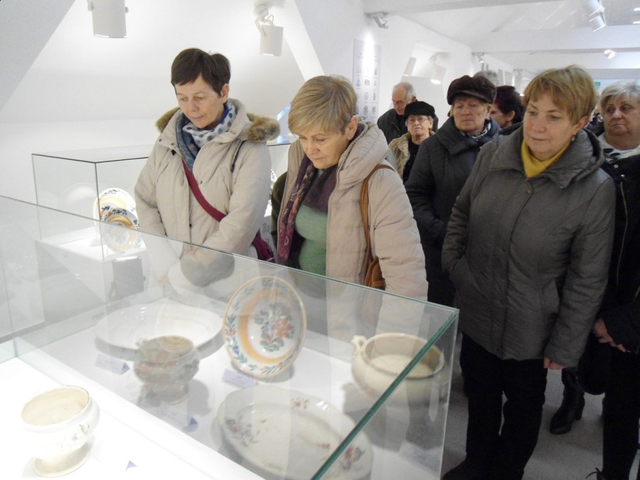 Seniorzy z Łodzi na wystawie kolskiej ceramiki