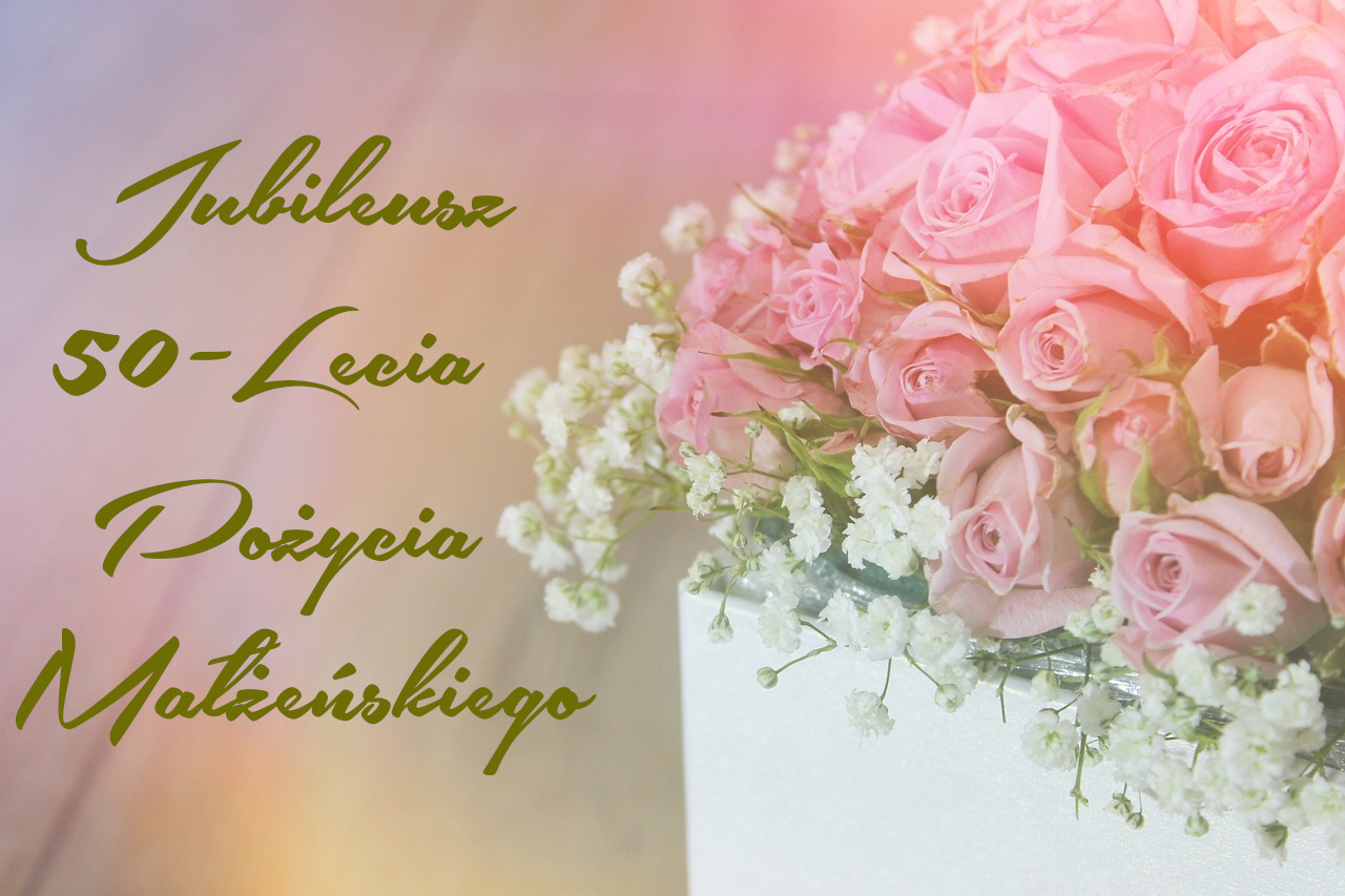 Napis Jubileusz 50-lecia Pożycia Małżeńskiego, w tle bukiet róż z kwiatami.