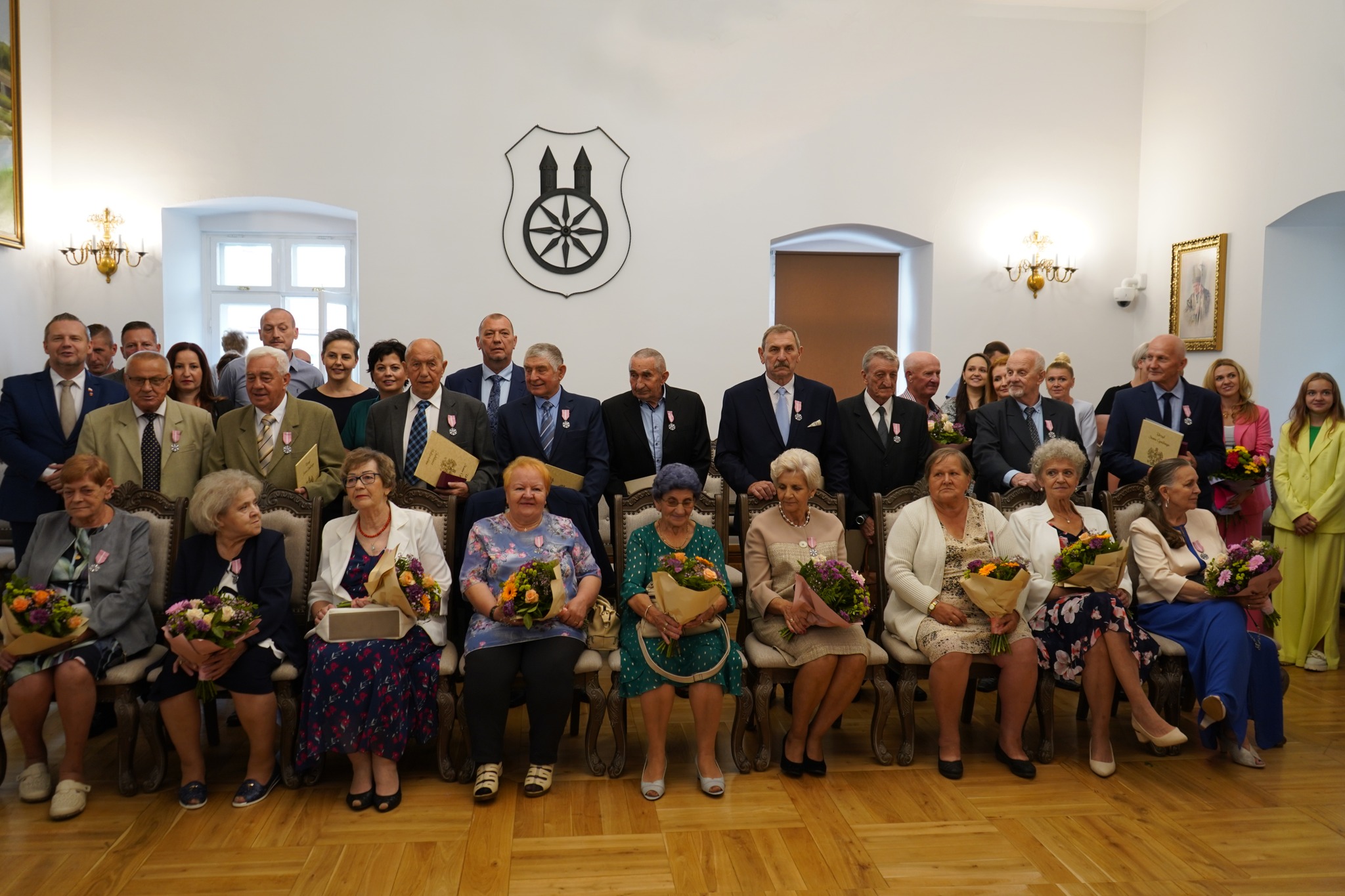 Burmistrz Koła Krzysztof Witkowski z Jubilatami 50-lecia pożycia małżeńskiego w sali sesyjnej Ratusz
