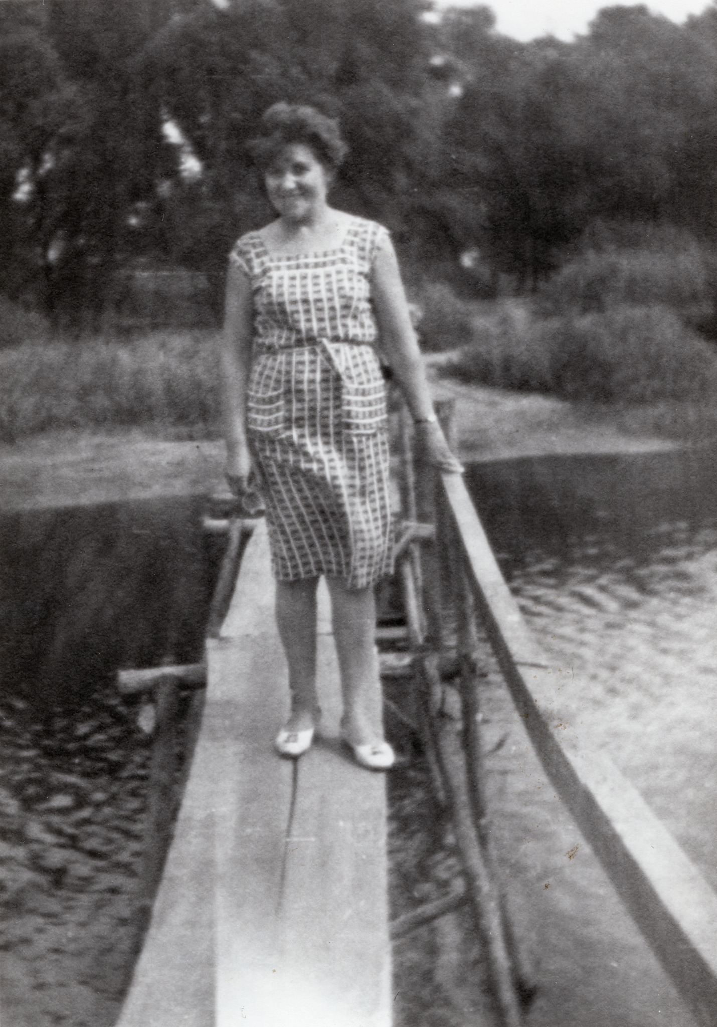 Na zdjęciu Walentyna Borysiewicz idąca przez kładkę nad starorzeczem zwanym Starówką