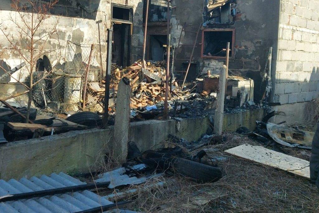 Zdjęcie przedstawia zniszczony dach w wyniku pożaru.