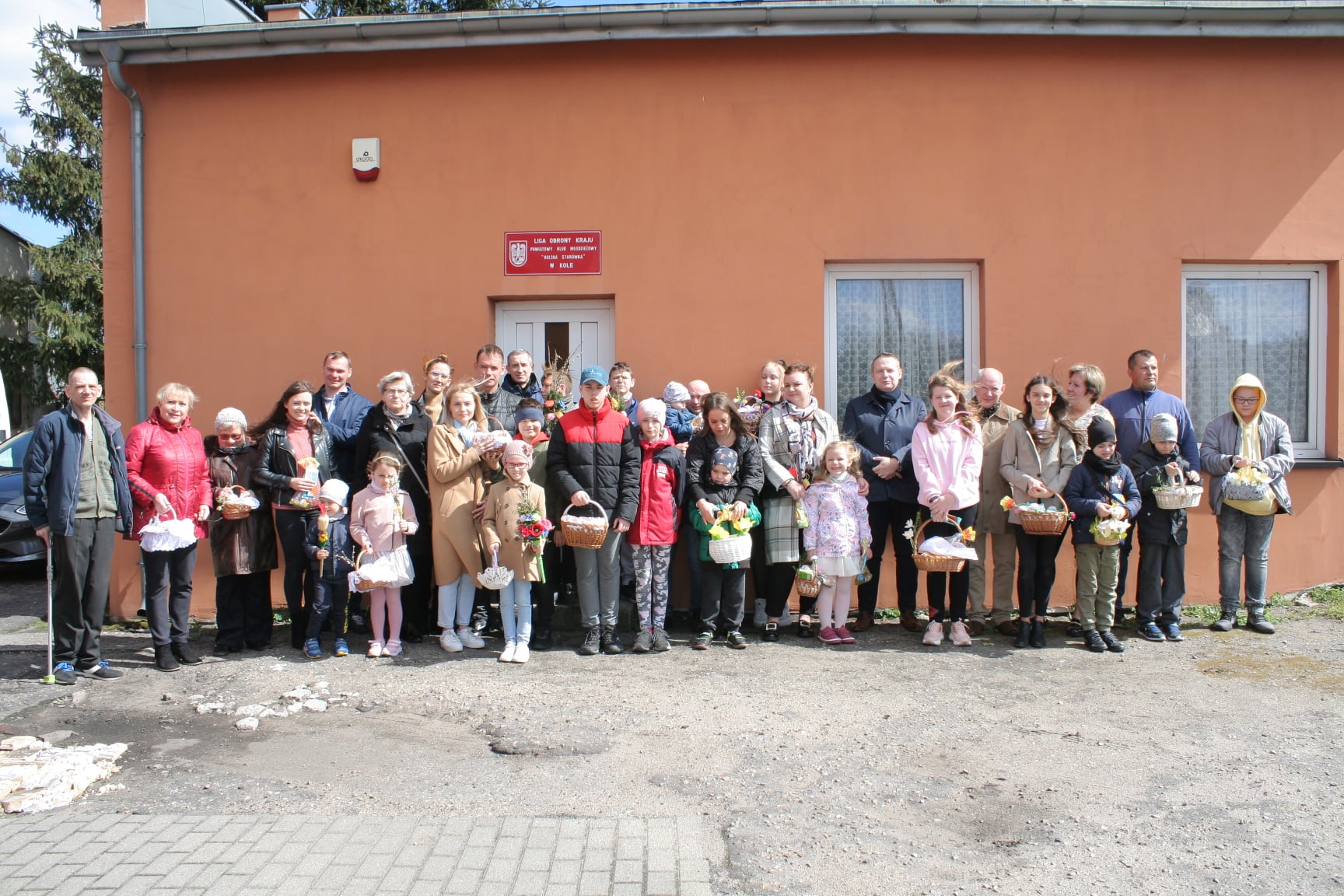 Zdjęcie grupowe uczestników spotkania w Wielką Sobotę przed świetlicą klubową przy ul. Pułaskiego 8