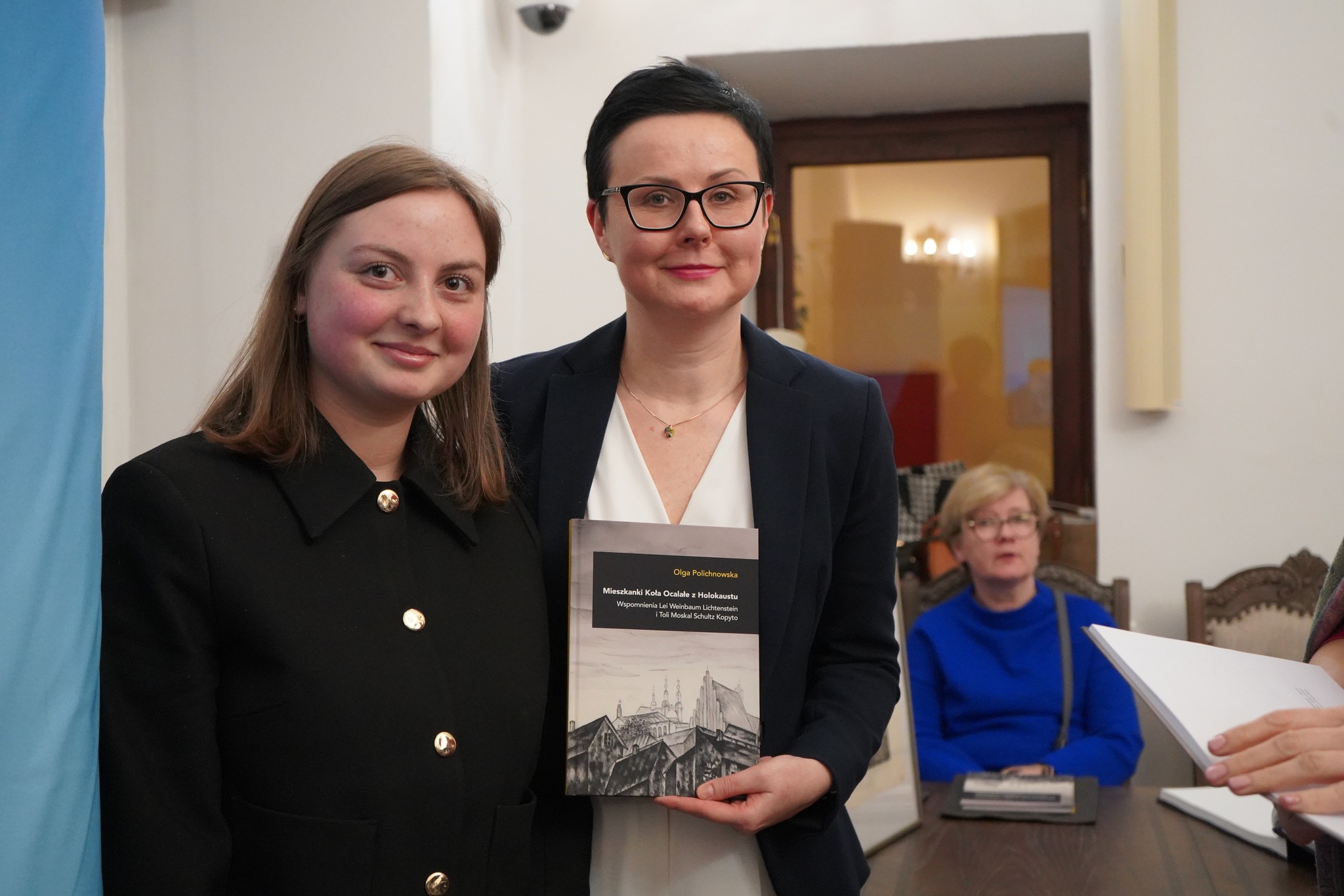 Sekretarz Miasta Monika Ciesielska z egzemplarzem książki w dłoniach i autorka Olga Polichnowska