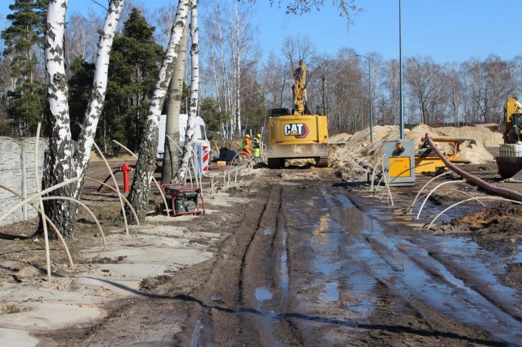 Zdjęcie przedstawia teren budowy kanalizacji sanitarnej w ul. Toruńskiej, Klonowej i Zakładowej.