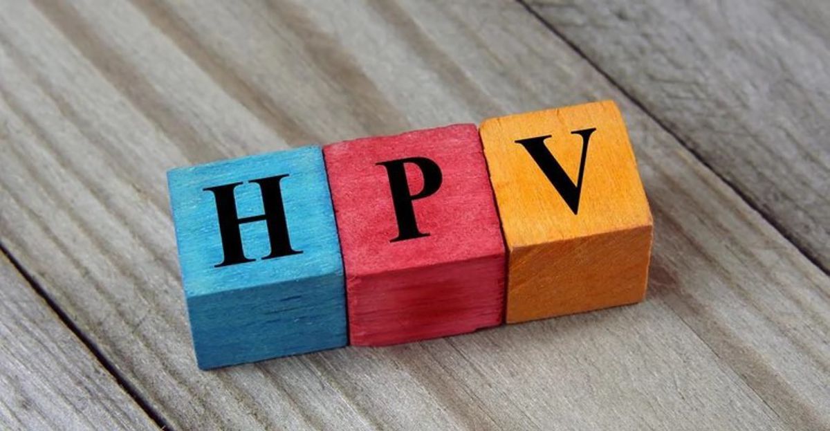 Napis z klocków o treści HPV