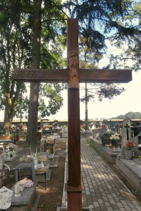 Renowacja drewnianego krzyża na alejce cmentarza parafialnego