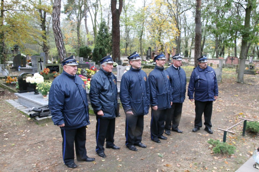 Dzień Zaduszny - muzycy Orkiestry Dętej OSP na kolskich cmentarzach