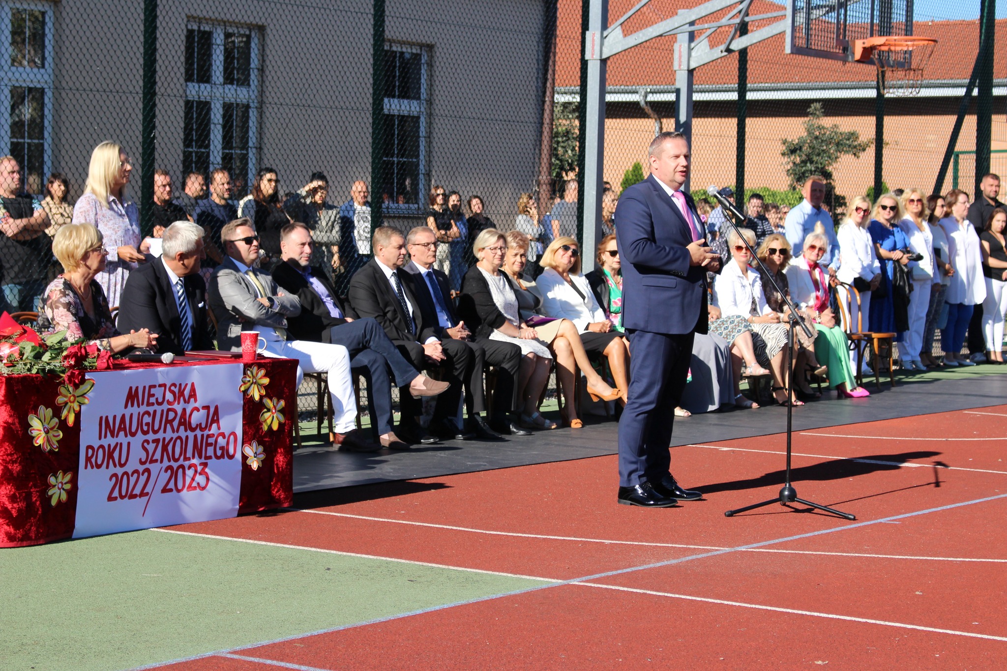 Burmistrz Koła Krzysztof Witkowski przemawia podczas miejskiej inauguracji roku szkolnego 2022/2023