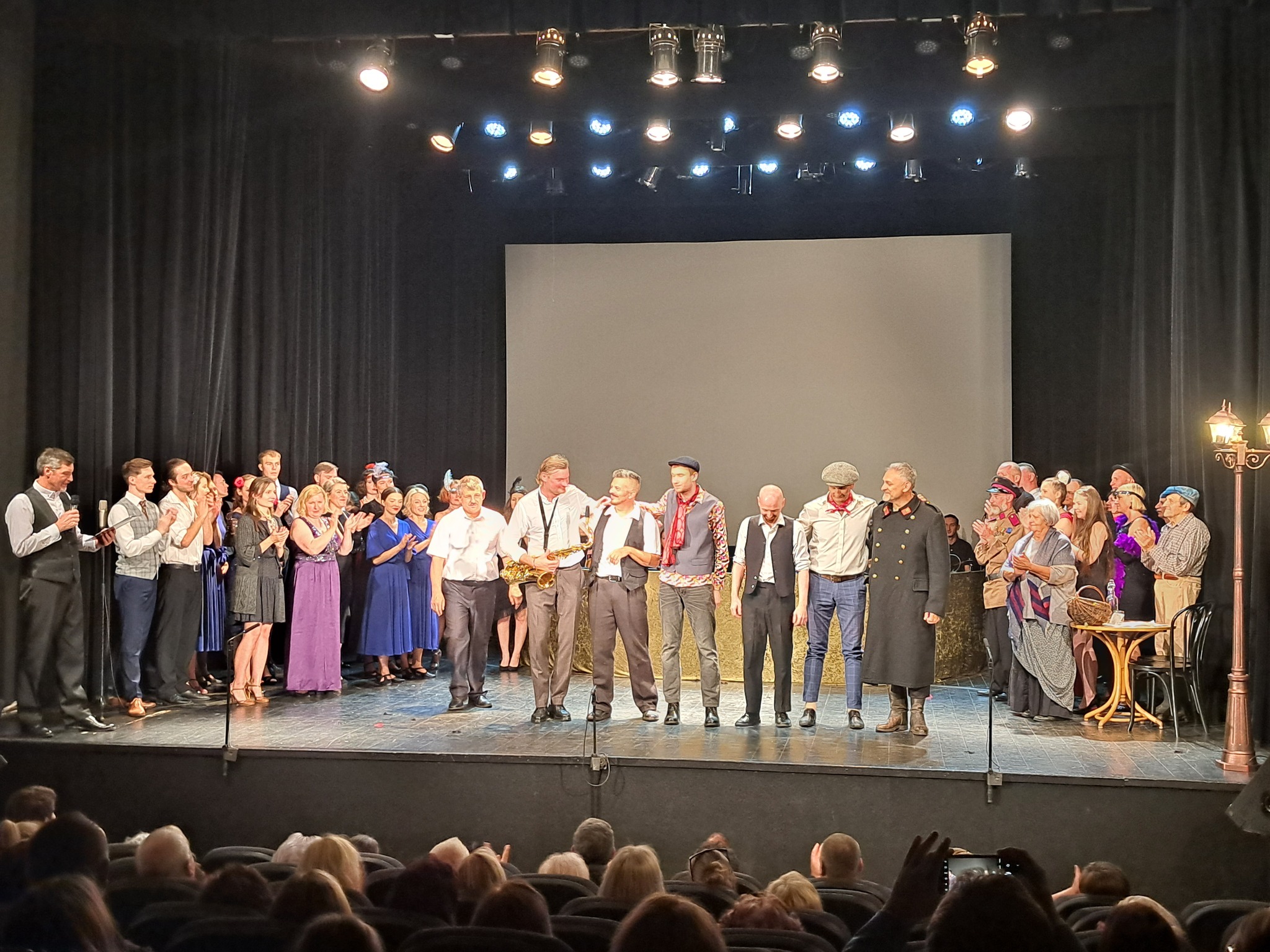 Zespół Teatralny Dariusza Matysiaka podczas jubileuszu na scenie Miejskiego Domu Kultury w Kole