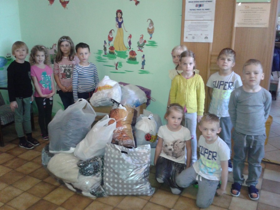 Przedszkolaki z "Szóstki" pomagają w zbiórce odzieży dla PCK