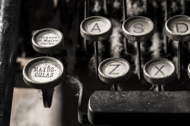 Zdjęcie przedstawia element starej maszyny do pisania.