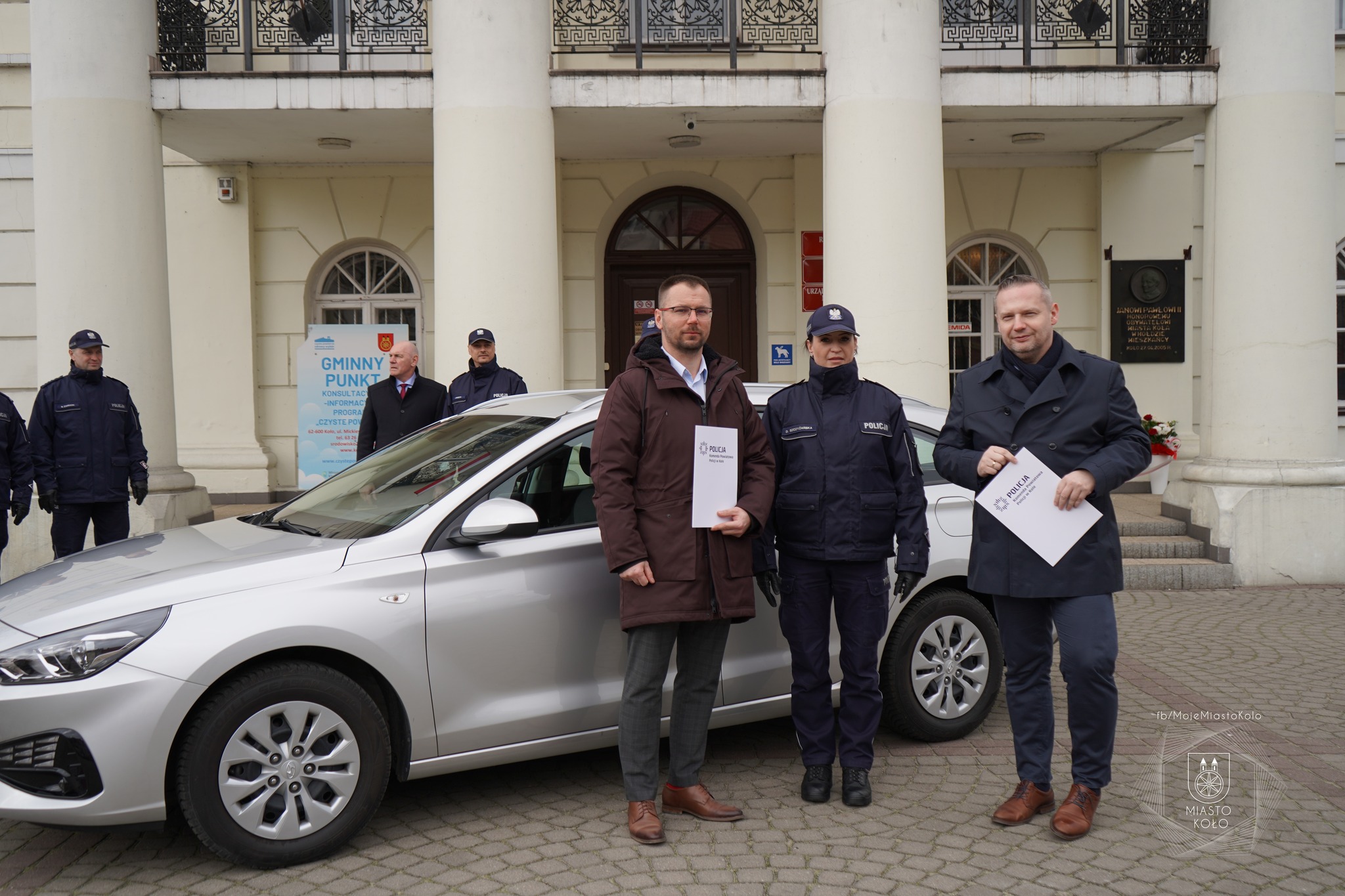 Burmistrz Koła i Przewodniczący Rady Miejskiej przekazują symboliczny klucz do auta dla Policji