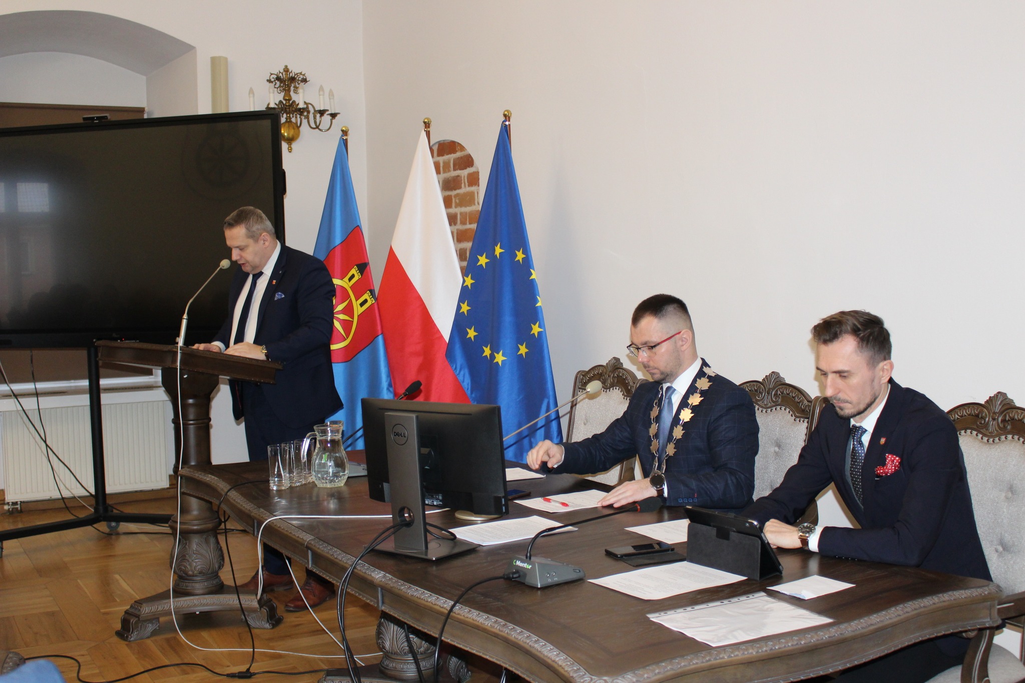 Burmistrz Miasta Koła Krzysztof Witkowski na mównicy w sali sesyjnej Ratusza w Kole