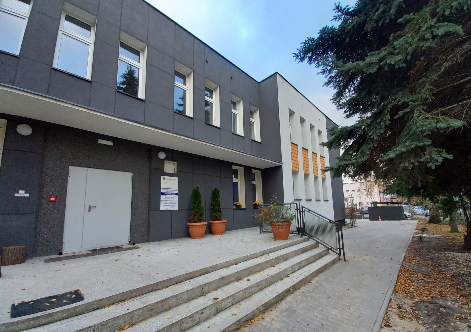 Zdjęcie przedstawia budynek siedziby MOPS-u przy ul. Powstańców Wlkp. 8 w Kole.