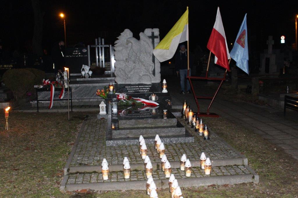 Zdjęcie przedstawia pomnik Żołnierza Niepodległościowego por. Zygmunta Wawrzyniaka ps. 