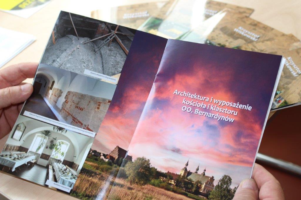 Zdjęcie przedstawia nowy folder promocyjny o kościele i klasztorze OO. Bernardynów w Kole