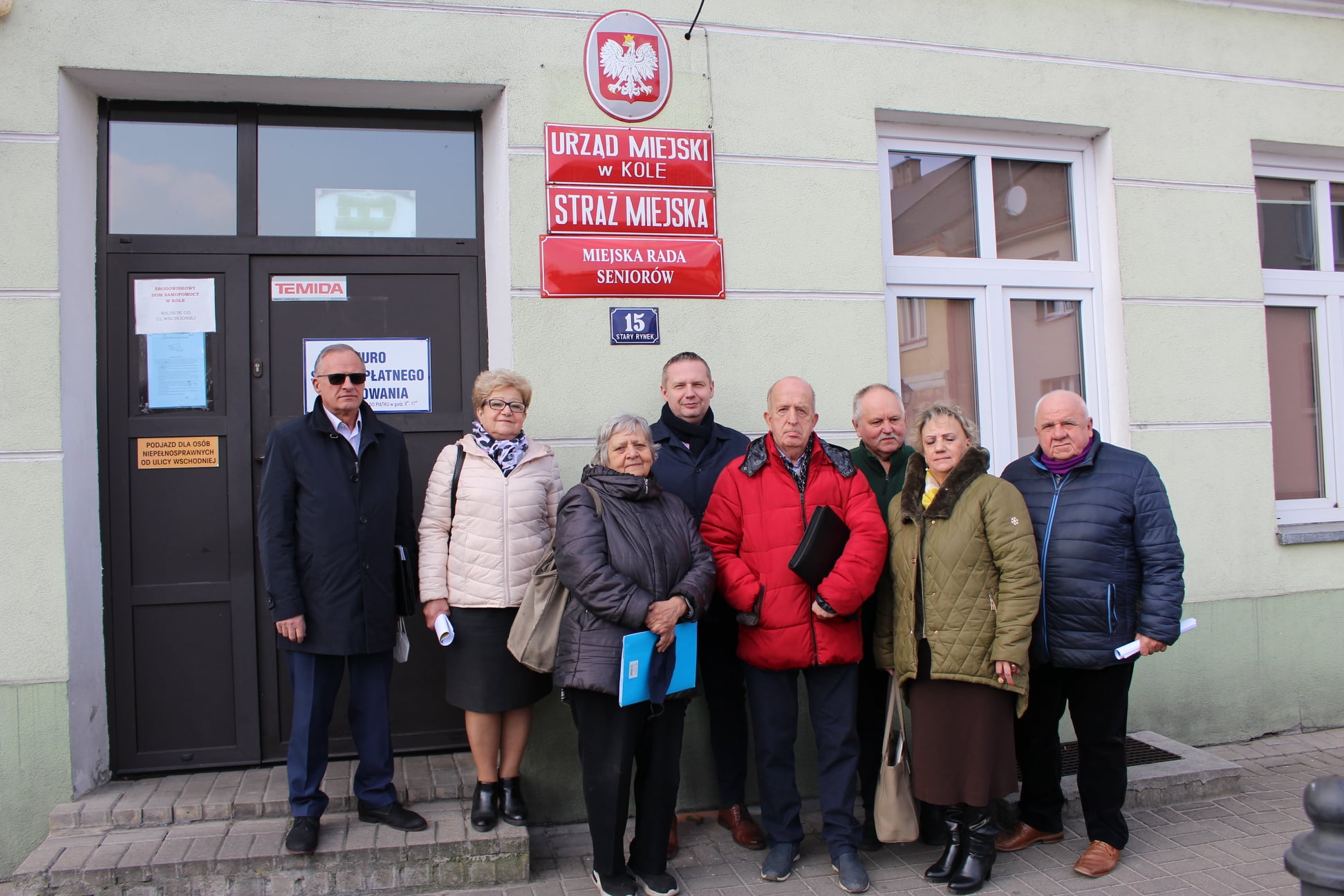 Członkowie Miejskiej Rady Seniorów i Burmistrz Koła Krzysztof Witkowski przed siedzibą rady seniorów