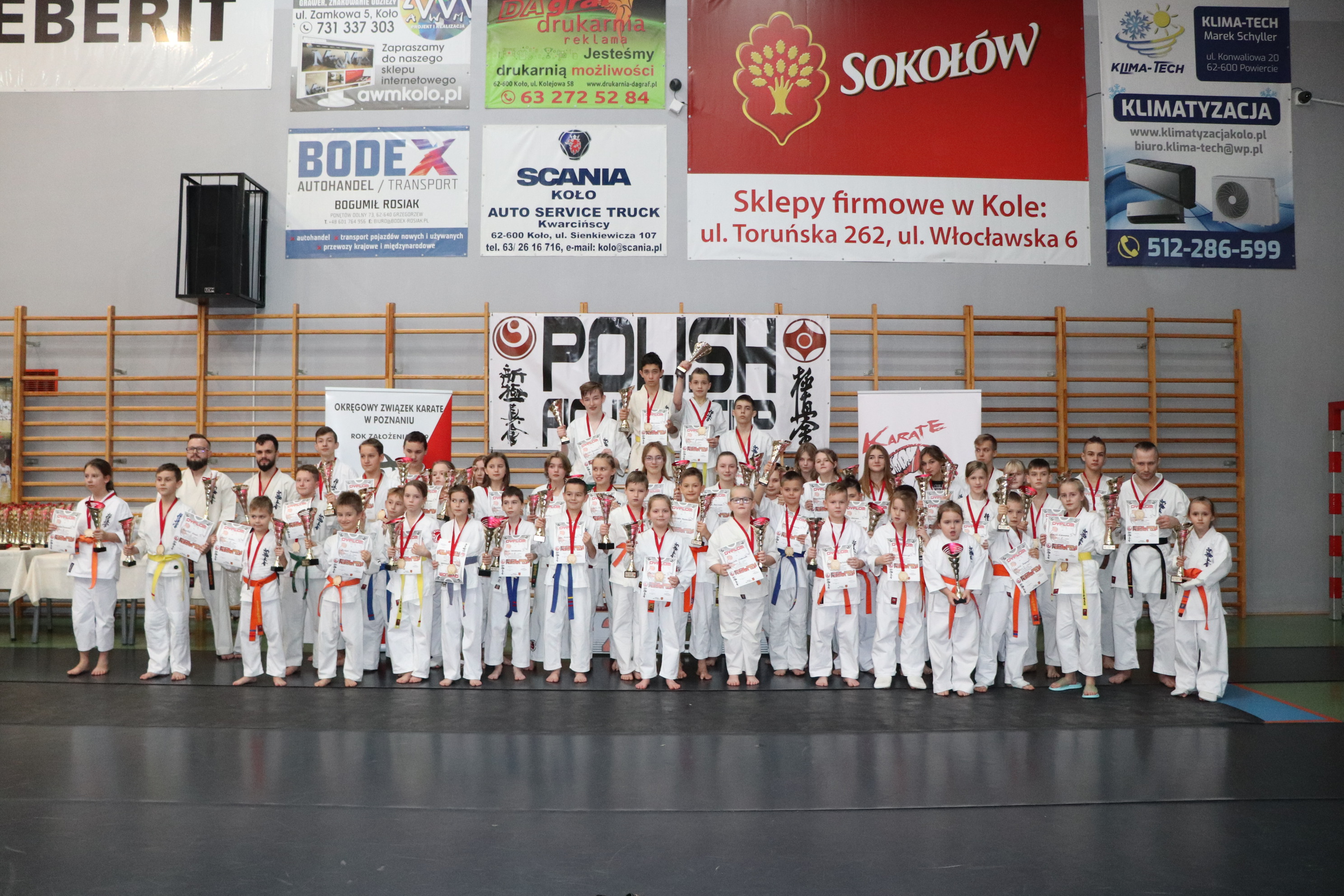 Grupowe zdjęcie zawodniczek i zawodników Ogólnopolskiego Turnieju Polish Fighter CUP