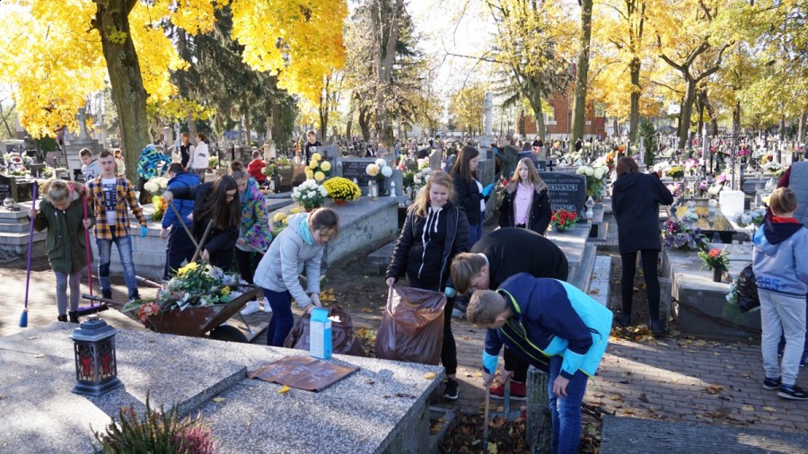 Uczniowie SP nr 2 w Kole porządkują kolskie nekropolie