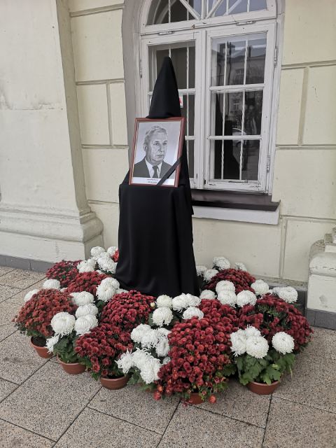 Zdjęcie przedstawia Ś.P. Jerzego Przybylskiego przy wejściu do Ratusza.