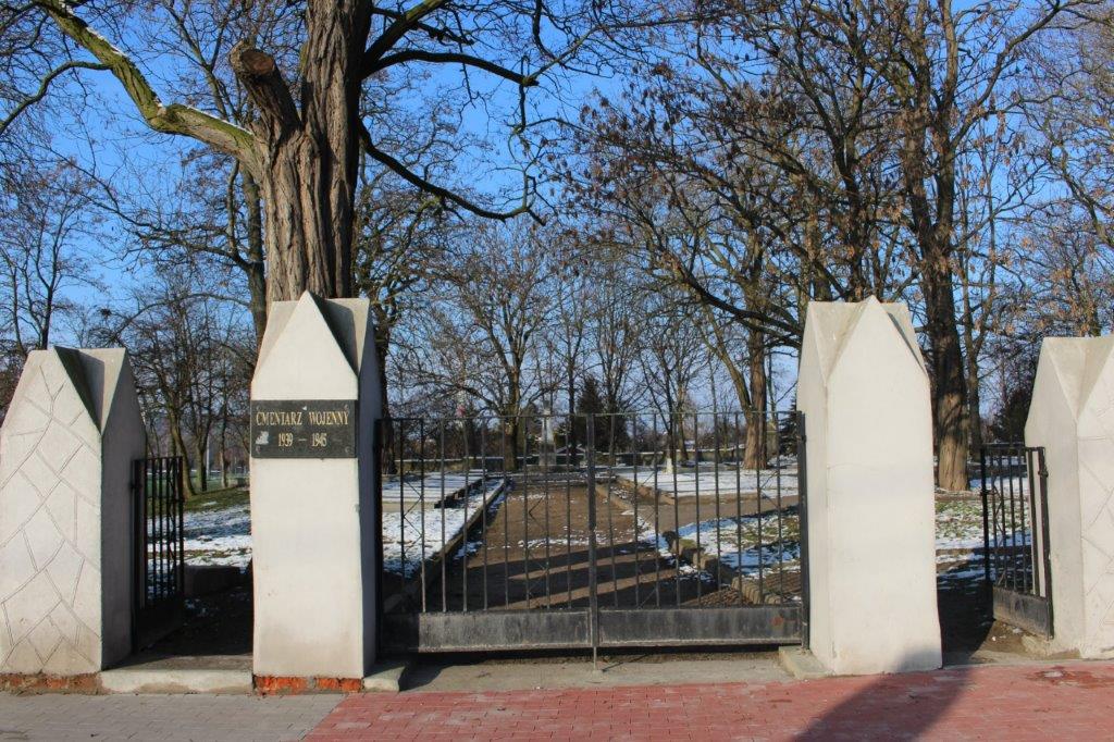Zdjęcie przedstawia bramę wejściową na cmentarz wojenny w Kole.