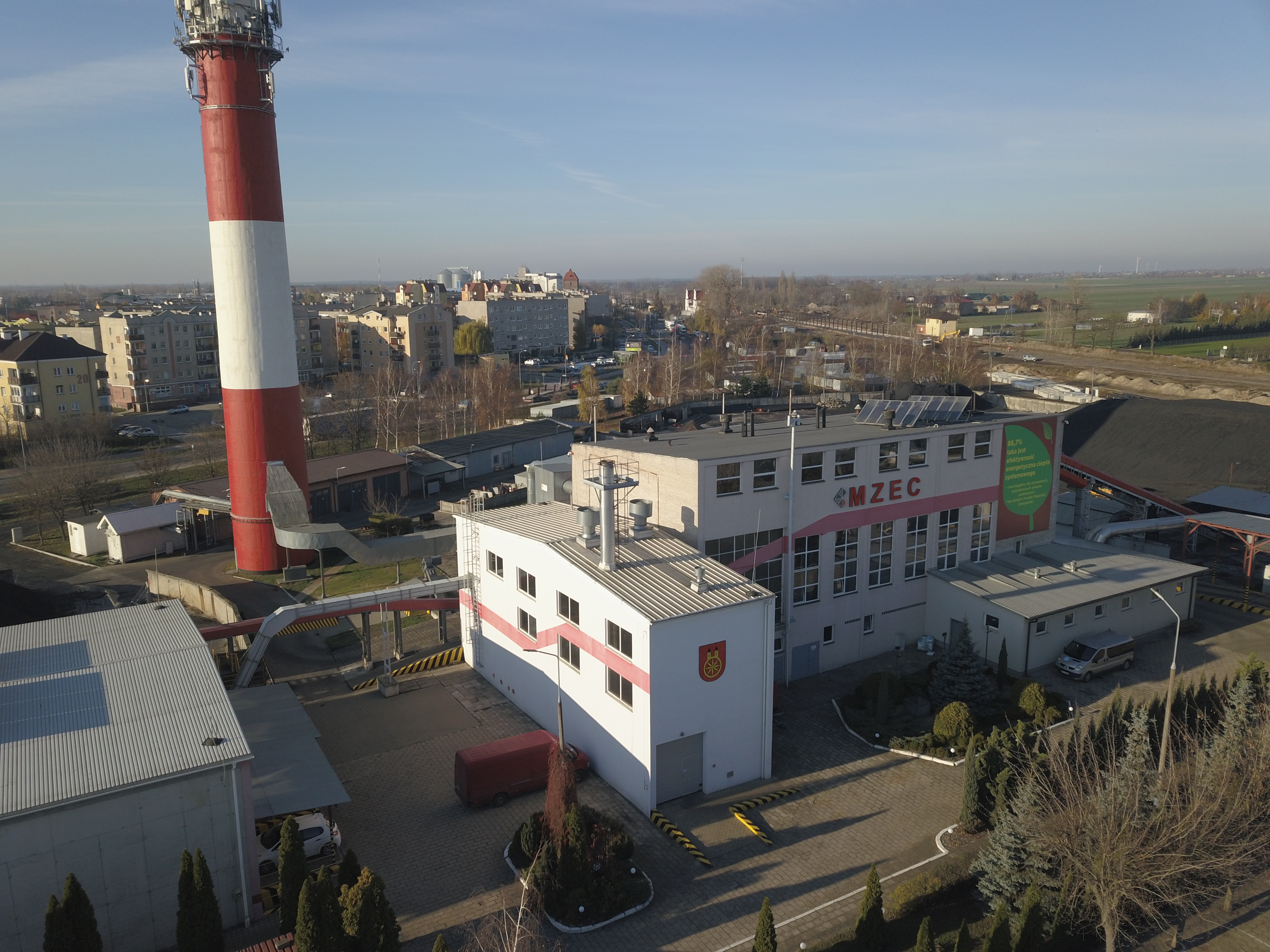 Zdjęcie przedstawia budynek Miejskiego Zakładu Energetyki Cieplnej Sp. z o.o. w Kole z lotu ptaka.
