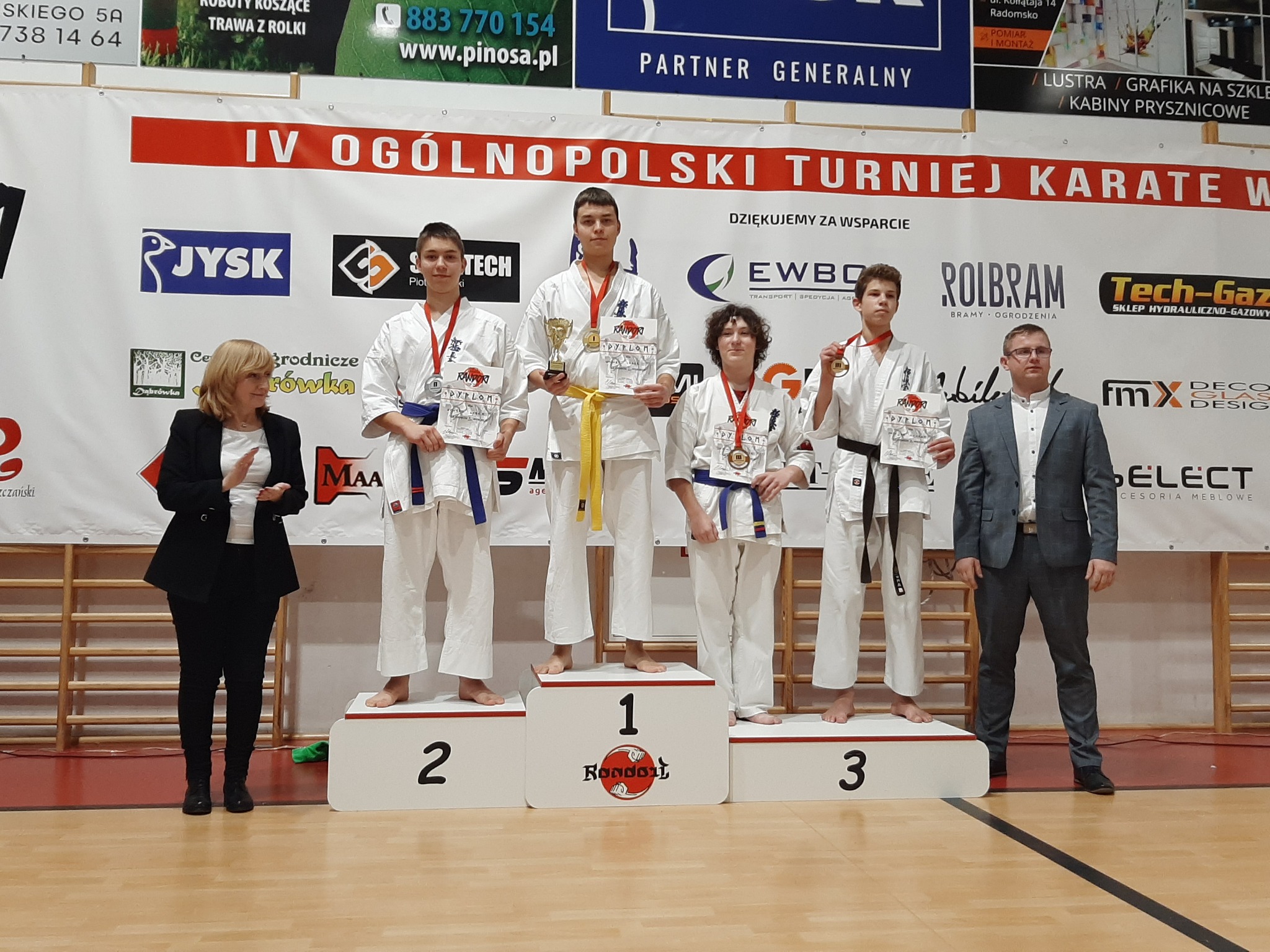 Zawodnicy Kolskiego Klubu Karate Kyokushin na podium z medalami