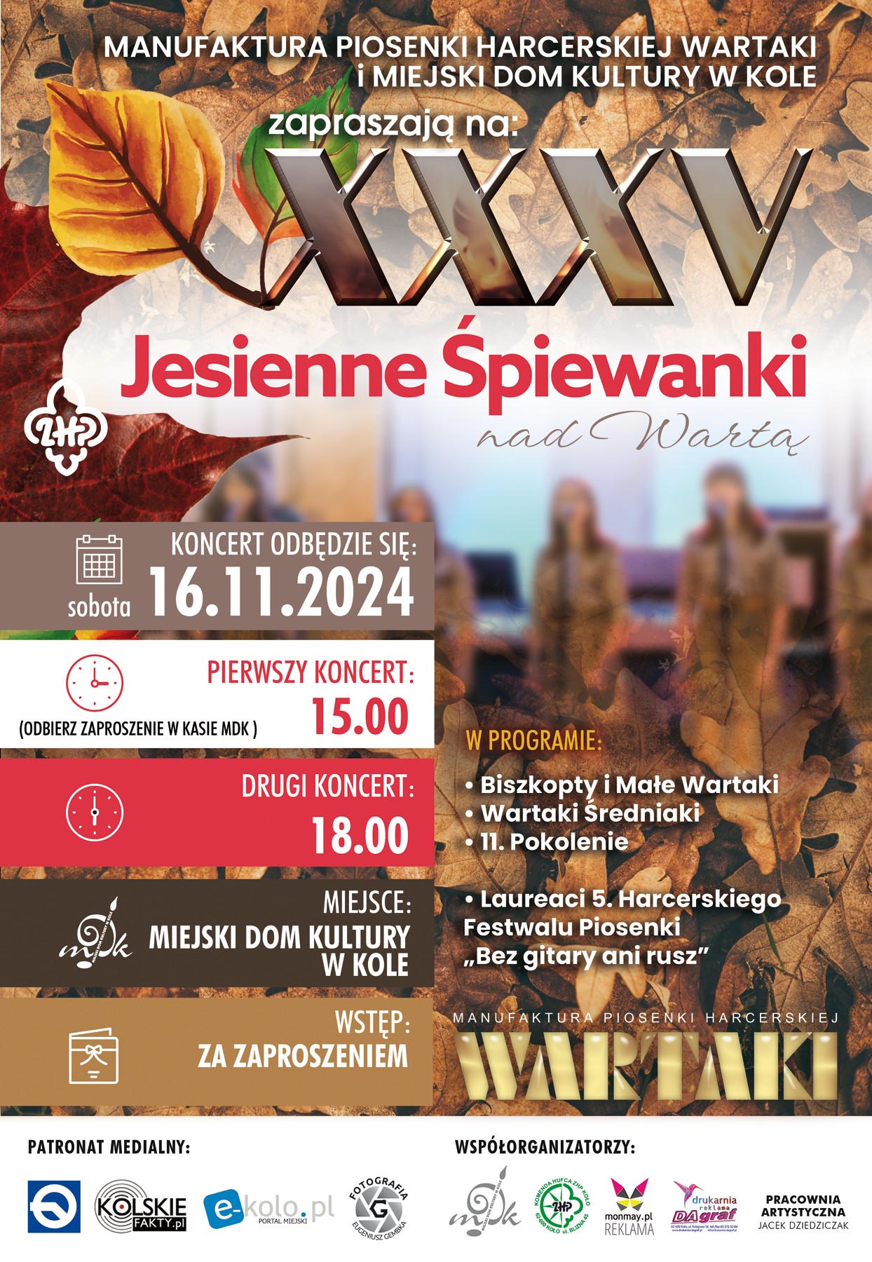 Plakat promujący XXXV Jesienne Śpiewanki nad Wartą w Kole. U góry plakatu jesienne liście, w tle zamazane postacie harcerzy, na dole plakatu logotypy patronów medialnych i współorganizatorów koncertu.